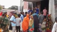 ঠাকুরগাঁওয়ে ঈদ উপলে অসহায়দের মাঝে চাল বিতরণ